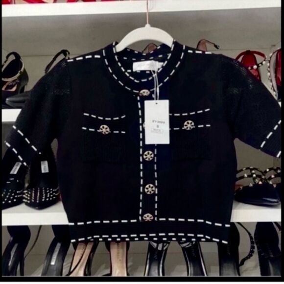 NWT Women Contrast Trim Button Detail Knit Top
Size S - Picture 4 of 9